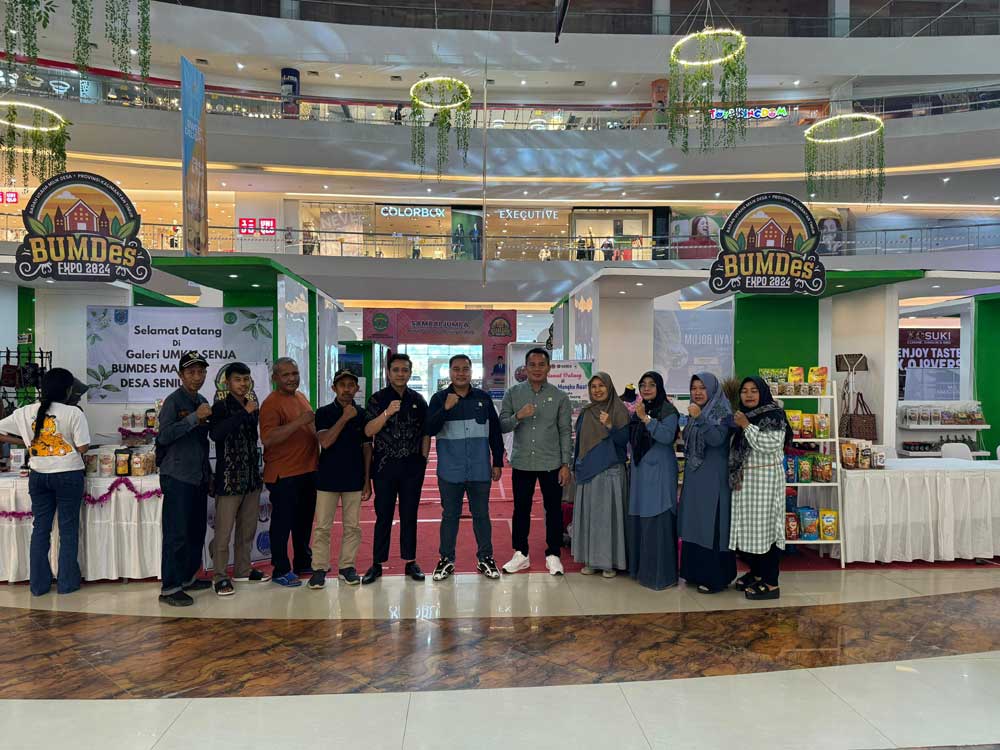 Anggota DPRD Paser Komisi III Andi Muhammad Rizal Ashari ditengah saat mengunjungi Expo UMKM BUMDes di Bigmall Samarinda. ( Dok. Fakhrul/Simpul.Media )