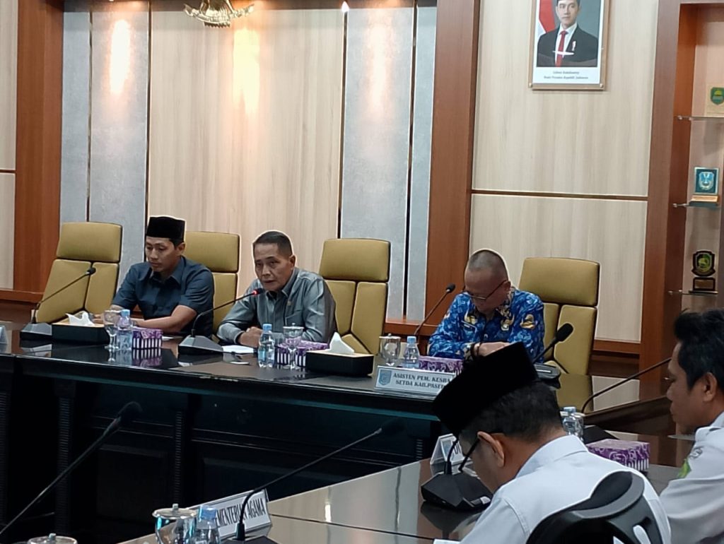 Ketua Komisi III DPRD Paser Abdul Aziz saat rapat bersama OPD dinas teknis (Dok. Fakhrul/ Simpul.Media)