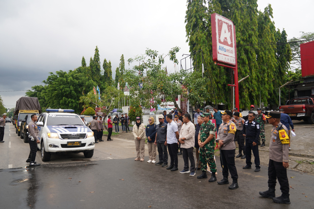 Pemberangkatan kendaraan pengangkut Logistik (Dok. Humas Polres Paser)