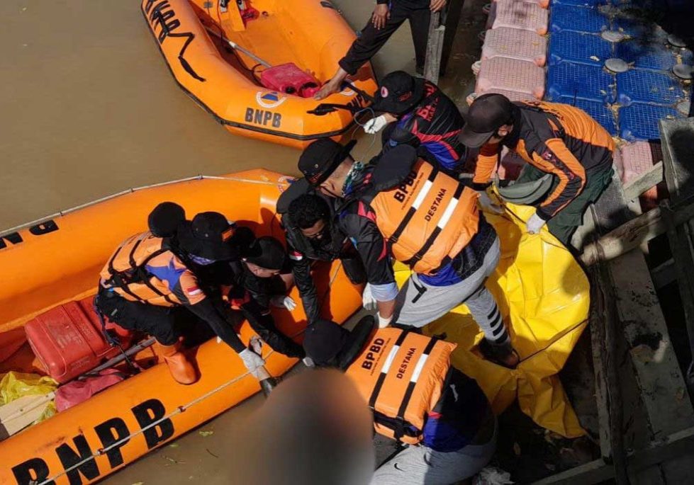Proses evakuasi jasad korban terjatuh dari jembatan Putri Petung yang ditemukan setelah 2 hari dilakukan pencarian (Dok. Rul/Simpul.Media)