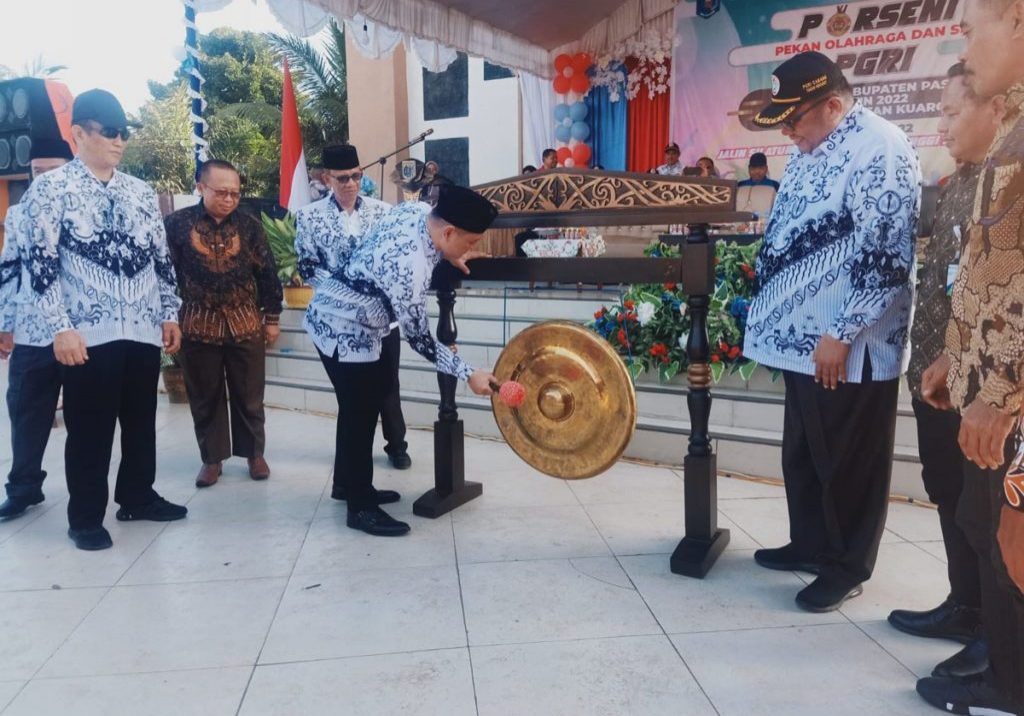 Pemukulan Gong oleh Bupati Paser, Fahmi Fadli menandai dibukanya Porseni 2022 (Foto: Sahrul/SM)