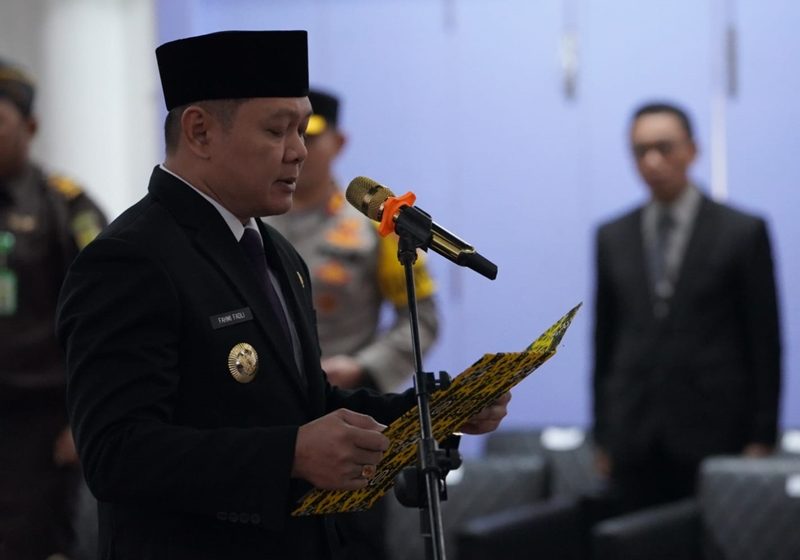 Bupati Paser Fahmi Fadli mengambil sumpah 35 pejabat baru di lingkup Pemkab Paser. (dok. Diskominfostaper Paser)