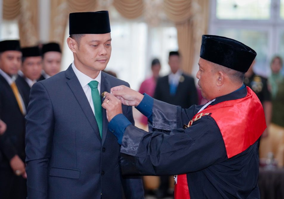 H. Hendra Wahyudi saat pengambilan sumpah janji masa bakti 2024-2029.( Dok. Humas DPRD Paser)