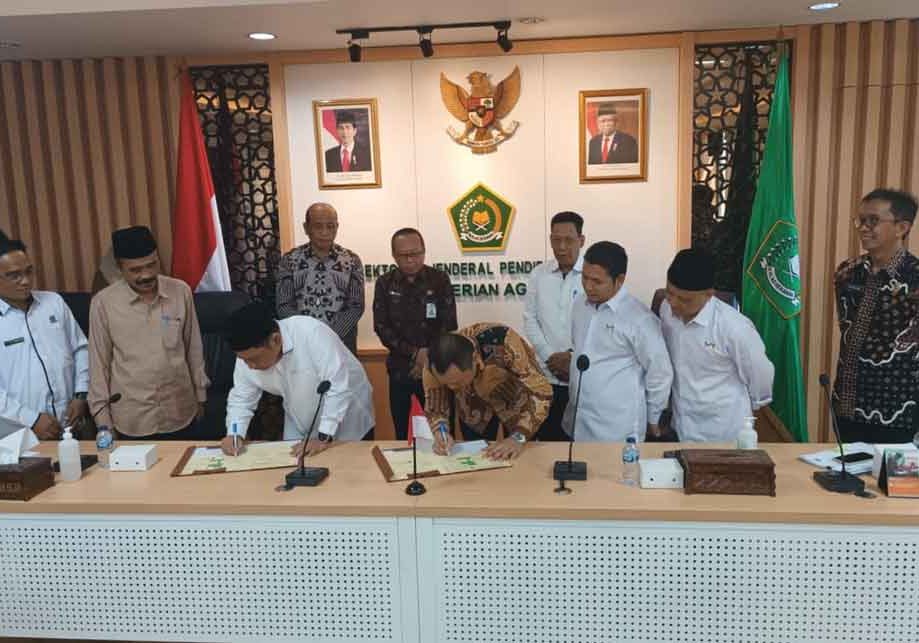 Penandatanganan MoU Bupati Paser Fahmi Fadli dengan Dirjen pendidikan Islam Kemenag RI Muhammad Ali
(Dok. Ist)