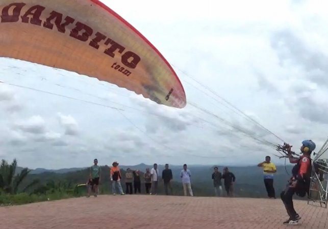 Dandito Team Balikpapan bersama Federasi Aero Sport (FASI) melakukan uji terbang paralayang dan paramotor di area wisata Gunung Boga. (istimewa)