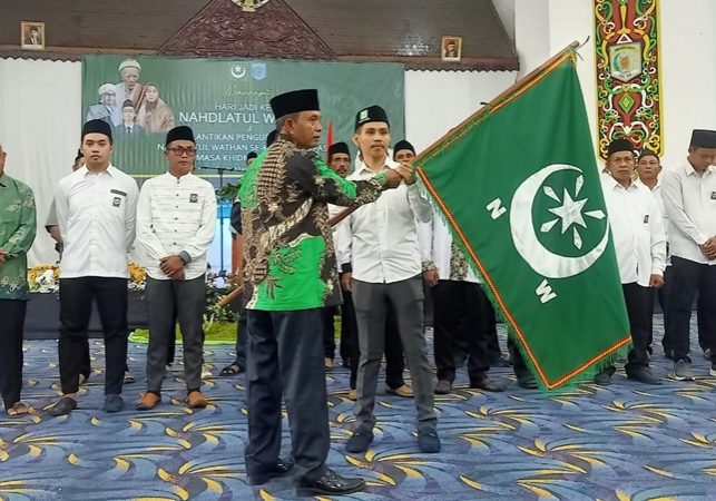 Penyerahan bendera Nahdlatul Wathan menandai dilantiknya pengurus cabang didelapan Kecamatan. (Dok simpul.media)