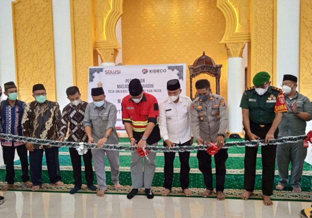 Pemotongan pita oleh Presiden Direktur PT Kideco Jaya Agung, M Kurnia (baju merah) tandai peresmian Masjid Al-Mujahidin, Desa Janju