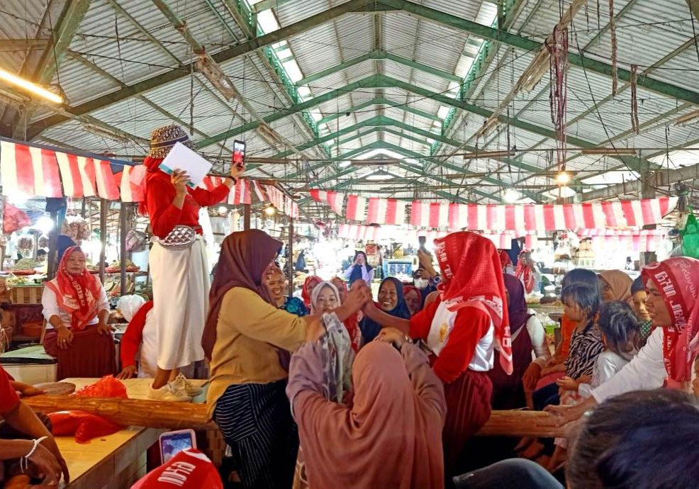 Meriahkan HUT RI para pedagang Pasar Penyembolum Senaken (Foto: Sahrul/Simpul.Media)