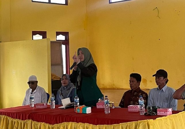 Anggota Komisi IV DPRD Kaltim, Yenni Eviliana saat melaksanakan sosialisasi wawasan kebangsaan di Desa Tanjung Aru, Kecamatan Tanjung Harapan. (Istimewa)