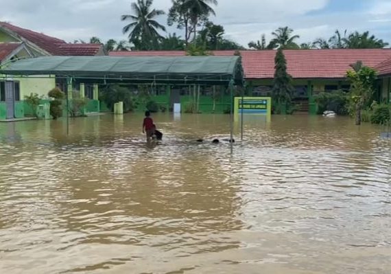 Banjir di Kabupaten Paser turut merendam sekolah. (dok. istimewa)
