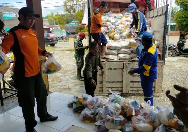 Dinsos Kabupaten Paser menyalurkan bantuan logistik untuk warga terdampak banjir di Kecamatan Longkali. (dok. Istimewa)