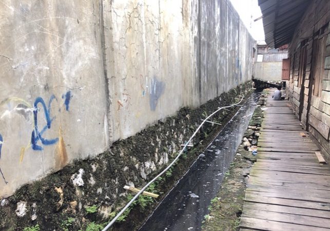 Kondisi drainase Pasar Induk Penyembolum, Senaken dikeluhkan warga. (Foto: simpul.media/sahrul)