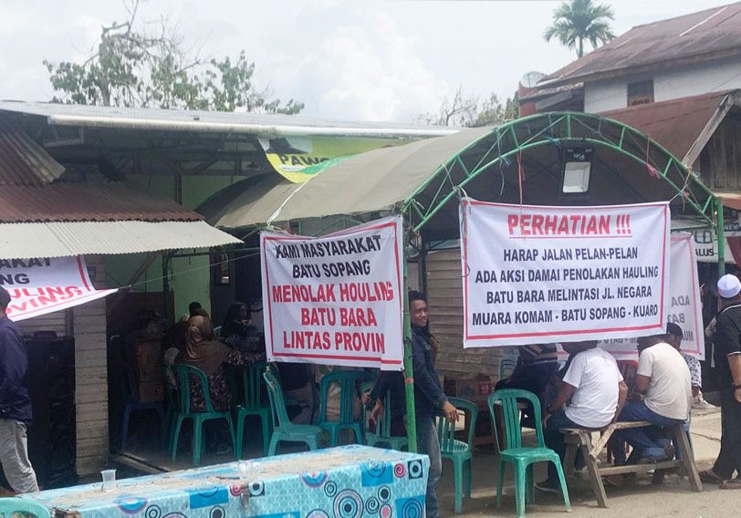 Warga di Desa Batu Kajang, Kecamatan Batu Sopang, Kabupaten Paser dirikan posko untuk mengawasi aktivitas truk pengangkut batu bara di jalan umum (Dok. Rul/Simpul.Media)