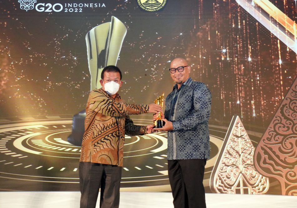 Foto: Direktur Utama PT Kideco Jaya Agung, M Kurnia Ariawan (kanan) saat menerima penghargaan pada ajang Good Mining Award di Hotel Bidakarta, Jakarta, Kamis (29/9/2022).