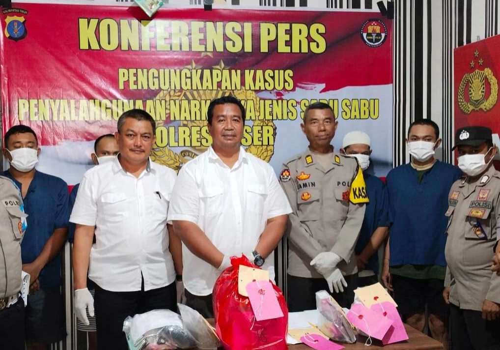 Kasat Resnarkoba Polres Paser, AKP Suradi saat melakukan konferensi Pres di Polres Paser.( Istimewa )