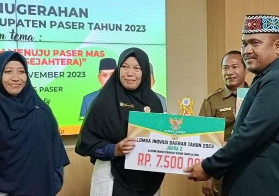 Anggota Komisi II DPRD Paser, Lamaludin saat menyerahkan penghargaan kepada pemenang Lomba Inovasi Daerah. (Dok. Istimewa)