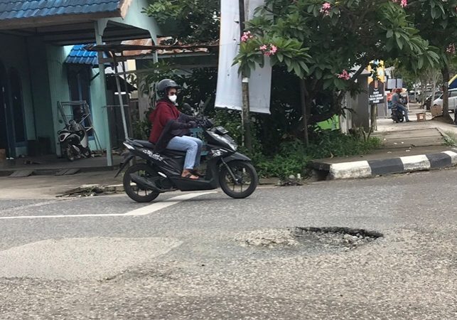 Lubang di ruas Jalan RA Kartini, Tanah Grogot perlu atensi serius Pemerintah Daerah. (simpul.media/Sahrul)