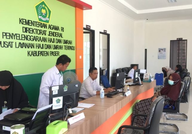 Suasana pengurusan administrasi ibadah haji di Kantor Kemenag Kabupaten Paser. (dok. simpul.media/Awal)