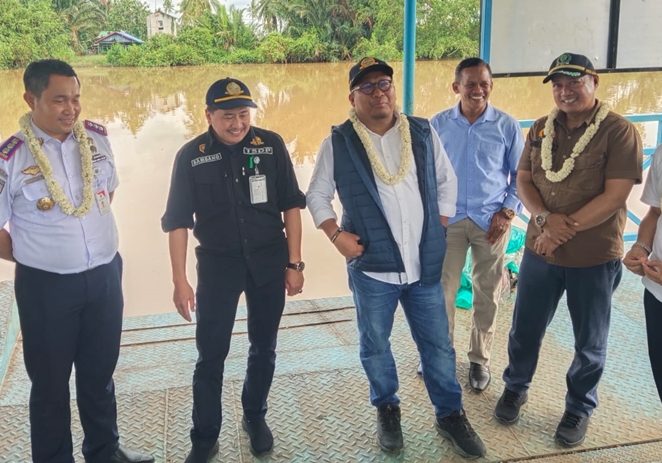 Legislator DPR RI asal Kaltim, Irwan 'Fecho' (mengenakan rompi) saat meresmikan halte sungai di Kabupaten Paser. (simpul.media/Awal).