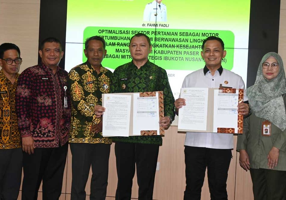 Bupati Paser, dr Fahmi fadli (batik hijau) usai penandatanganan berita acara calon penerima penghargaan Satyalencana Wira Karya. (ist)