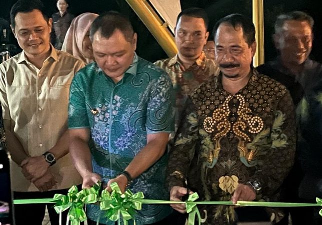 Bupati Paser Fahmi Fadli memotong pita tanda diresmikannya Kawasan Wisata Kuliner Sungai Tuak. (dok. simpul.media/rul)