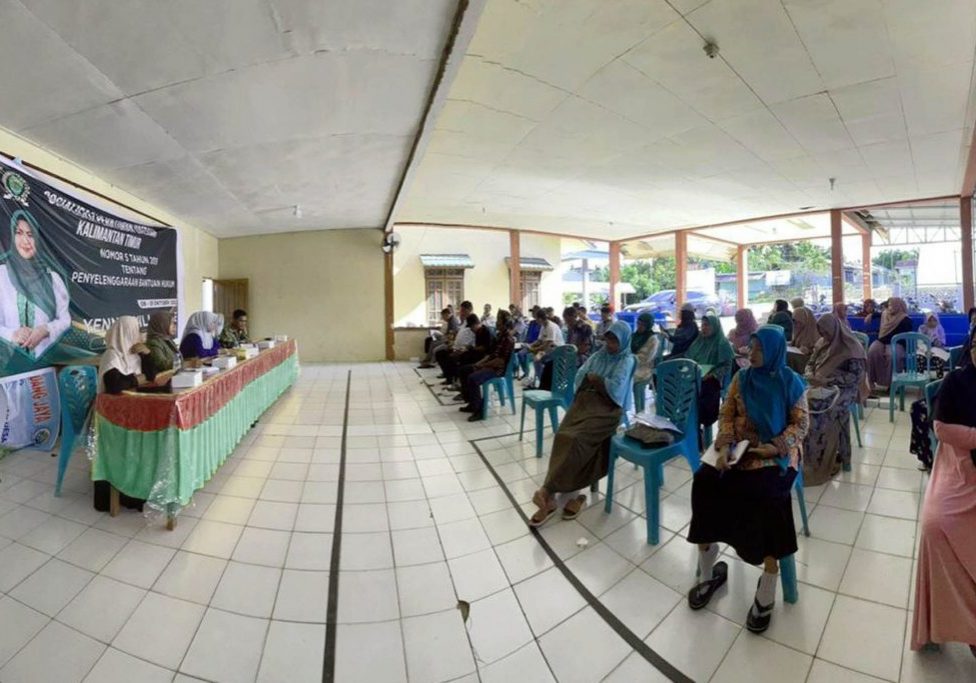 Warga Desa Padang Jaya antusias dengarkan pemaparan Yenni Eviliana terkait Perda Nomor 5 tahun 2019 tentang Penyelenggaraan Bantuan Hukum. 

